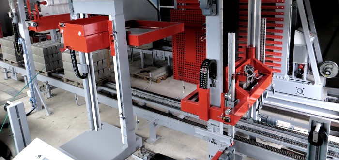 Automatische Umreifungsmaschine V-aggregat-L mit Einbau in eine automatische Verpackungslinie (mit Deckfolien-Applikator, Horizontal-Umreifungsmaschine H-aggregat)