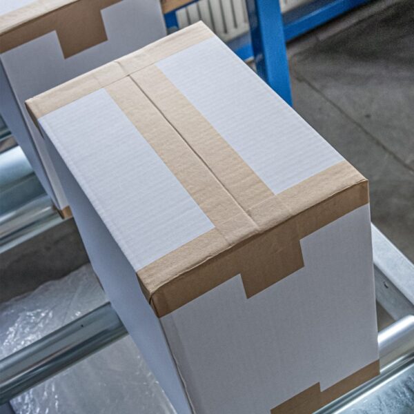 Zalepenie kartónovej zásielky papierovou páskou s vodou-aktivovateľným lepidlom vrátane hrán