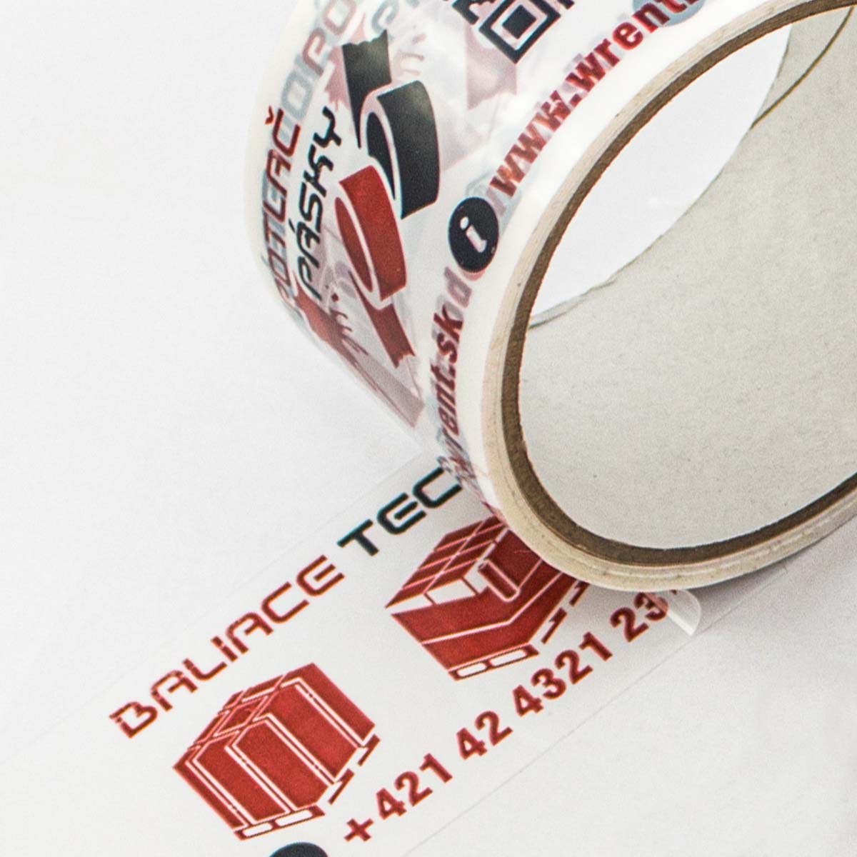 Klasická lepiaca páska s potlačeným grafickým vzorom - logom spoločnosti alebo firemným grafickým motívom.