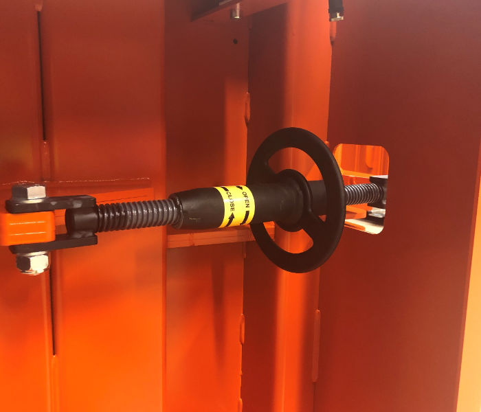 Bezpečný uzamykací systém dverí